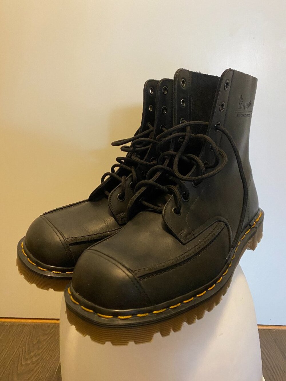 DOC MARTENS MADE IN ENGLAND '8017' 8-EYE LACE UP BOOTS SIZE UK 8 / US 9